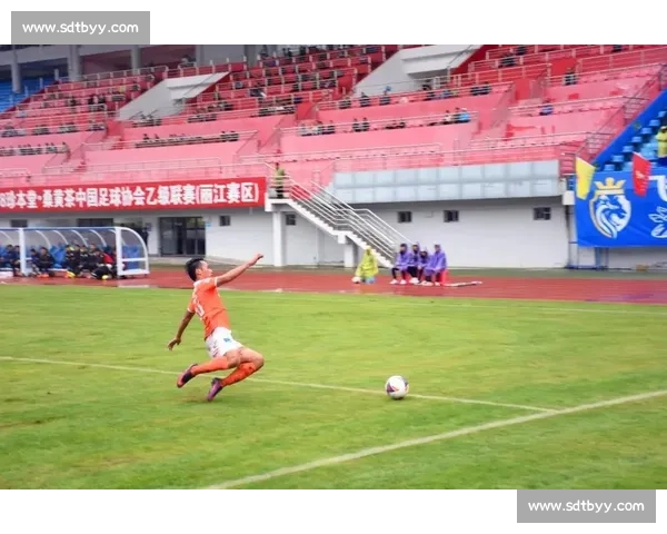 杨一鸣百场里程碑！深圳铁卫书写家乡足球传奇